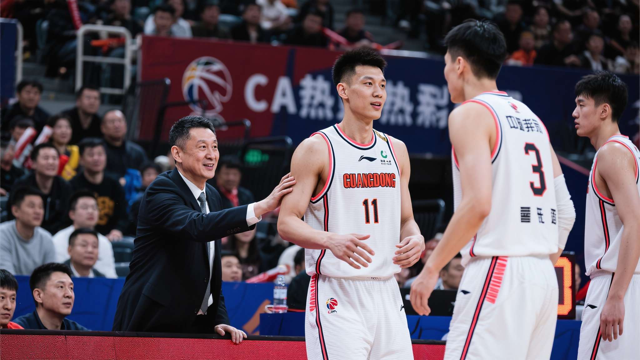 赵睿重返广东主场与旧友互动,郭士强现场观战CBA 本赛季CBA联赛热度持续攀升,球员流转和教练动态成为球迷关注焦点。赵睿重返广东主